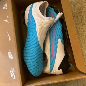 Nike phantom soccer cleats size 10